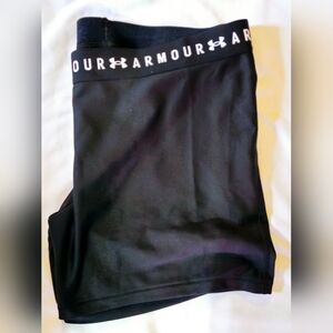 Women's Under Armour MidRise MiddyCompression Shorts •Size XL•